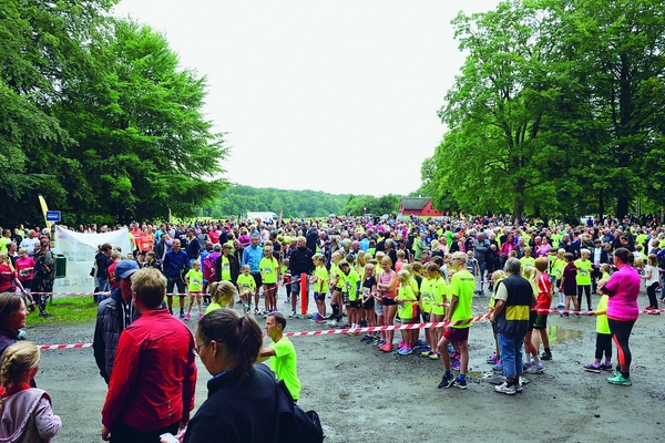 Etape Bornholm tiltrækker ikke kun et stort felt, men også mange tilskuere. Foto: Kenneth Jensen.